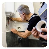 Notfallnummer Sanitär & Heizung - Heizungsbauer arbeitet