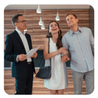 Immobilienmakler Telefonservice -Immobilienmakler steht mir zwei weiteren Personen im Raum und führt ein Gespräch.