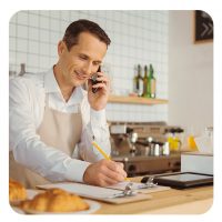 Selbständiger am Telefon