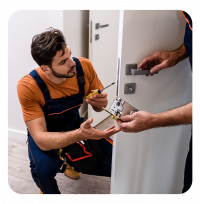 Schlüsseldienst bei der Arbeit