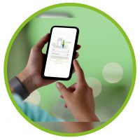 Zwei Hände, die ein Handy halten, auf dem die tel-inform Webapp zusehen ist