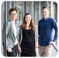 Unser-HR-Team. Drei Mitarbeiter vor dem impacx-Gebäude.