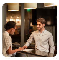 Hotline Anbieter - Hotelservice bei der Arbeit