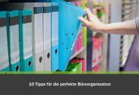 10 Tipps für die perfekte Büroorganisation. Schrank mit bunten Aktenordnern. Hand zieht einen aus dem Regal.