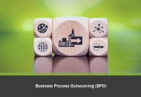 Business Process Outsourcing (BPO. Holzwürfel auf grünem Hintergrund, mit verschiedenen Symbolen.