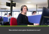 Was zeichnet einen guten Kundenservice aus? Frau mit Headset im Callcenter.