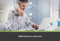 Mann am Schreibtisch, der telefoniert.