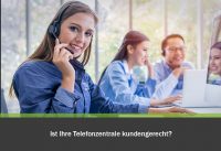 Mehrere Mitarbeiter:innen am Schreibtisch