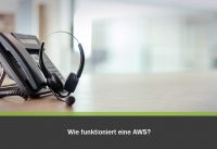 Schreibtisch mit Telefon und Headset