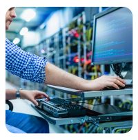 Systemadministrator arbeitet am Computer