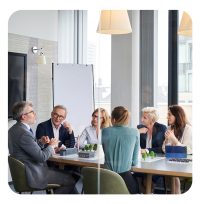 Support für KMUs & Business - Gruppe von KMU Mitarbeiter:innen diskutieren