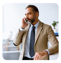 Leiter eines KMU telefoniert