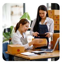 E-Commerce Händlerinnen verpacken ihre Bestellungen