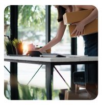 E-Commerce Händlerin schließt zu verschickende Bestellung am Laptop ab