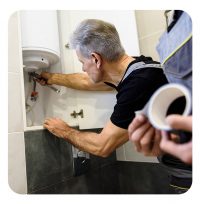 Notfallnummer Sanitär & Heizung - Heizungsbauer arbeitet