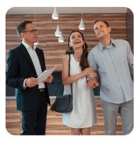 Immobilienmakler Telefonservice -Immobilienmakler steht mir zwei weiteren Personen im Raum und führt ein Gespräch.