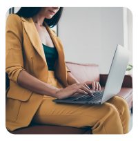 Immobilienmaklerin arbeitet am Laptop