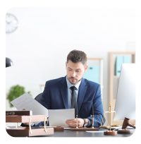 Rechtsanwalt arbeitet im Anwaltssekretariat