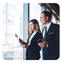 Zwei Rechtsanwälte schauen auf ein Tablet