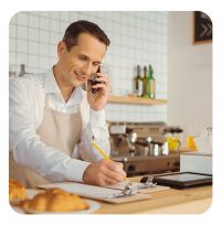 Selbständiger am Telefon