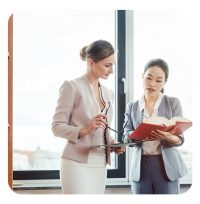 Steuerberaterinnen unterhalten sich