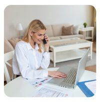 Steuerberaterin telefoniert