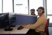 Zwei Mitarbeiter im Callcenter.