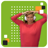 Frau, die sich die Hände über dem Kopf zusammenschlägt und fragend guckt, auf grünem Hintergrund, mit bunten Elementen.