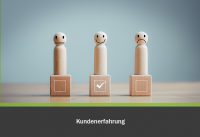 Kundenerfahrung. 3 Holzmännchen nebeneinander. einer ist glücklich, der andere fühlt sich ok und der letzte guckt traurig,