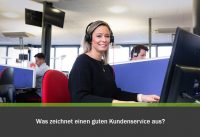 Was zeichnet einen guten Kundenservice aus? Frau mit Headset im Callcenter.