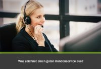 tel-inform Blogbeitrag - Was zeichnet einen guten Kundenservice aus? Blonde Frau mit Headset auf dem Kopf am PC.