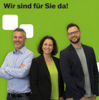 Freundliches Kundenservice-Team steht vor grünem Hintergrund mit dem Text „Wir sind für Sie da“ – Symbol für professionelle Kundenbetreuung.