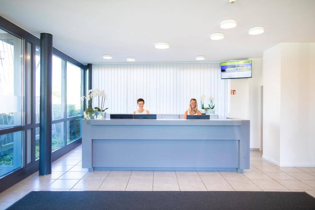 Virtuelles Büro Mitarbeiter am Empfang